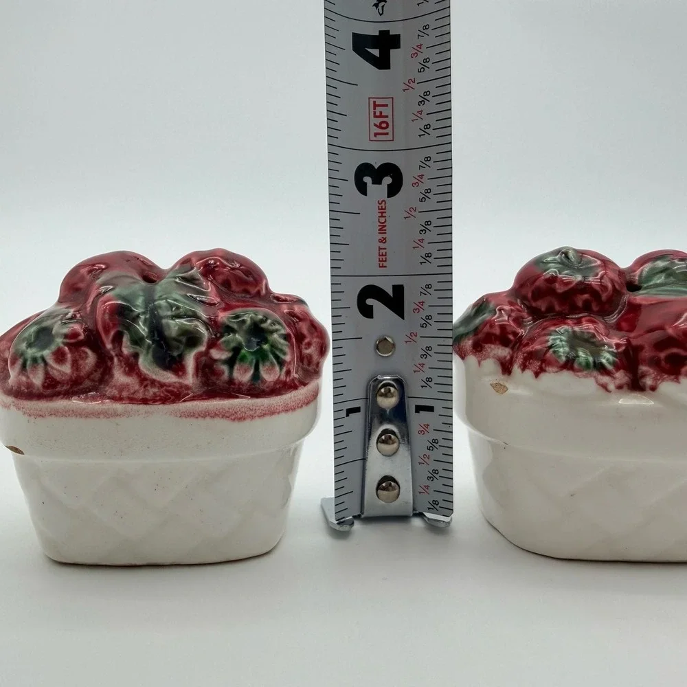 Vintage Japan Ceramic Strawberry Basket Salt and Pepper Shakers‎ Set Red Green